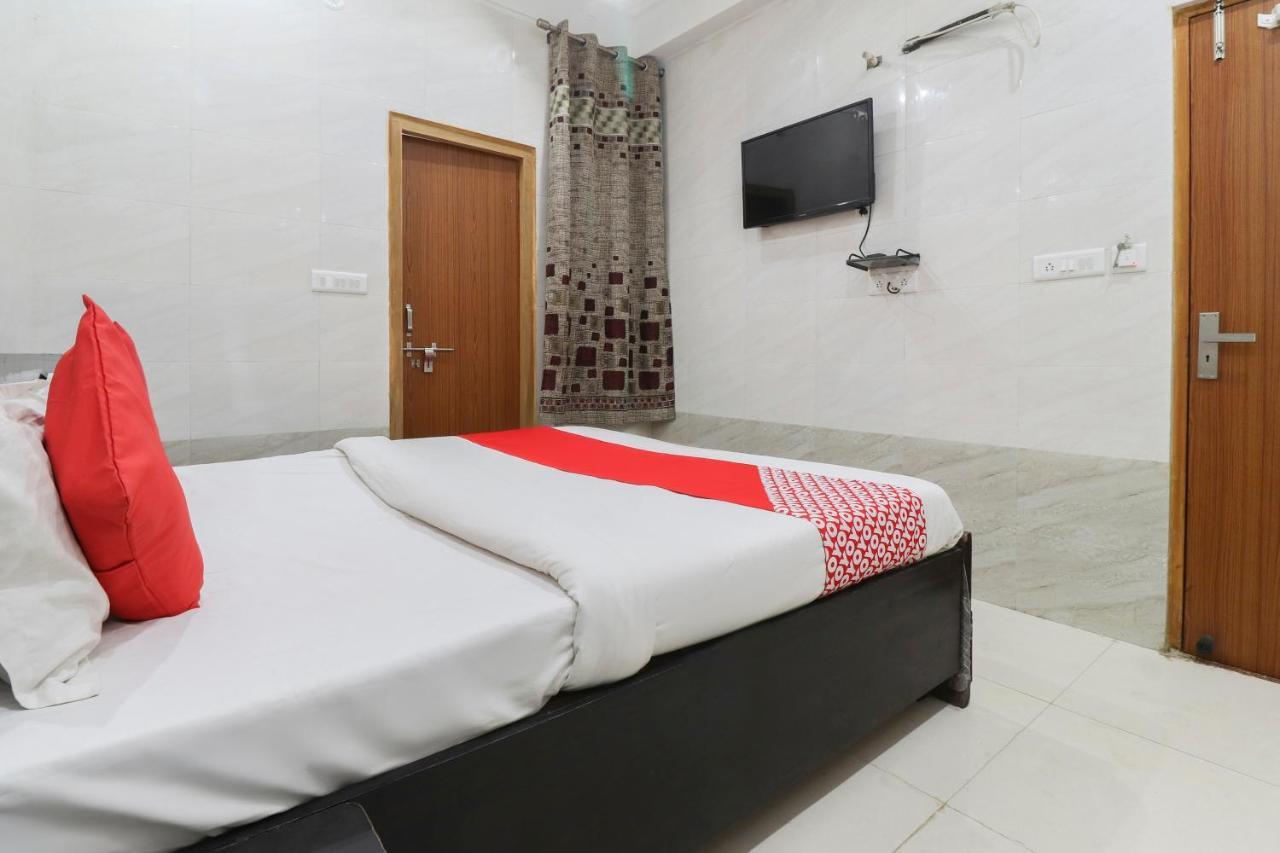 فندق Vrindāvanفي  Oyo 69378 Trilok Dham المظهر الخارجي الصورة