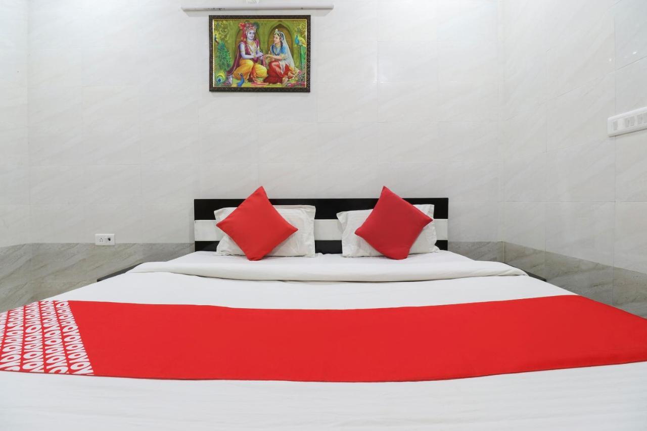 فندق Vrindāvanفي  Oyo 69378 Trilok Dham المظهر الخارجي الصورة