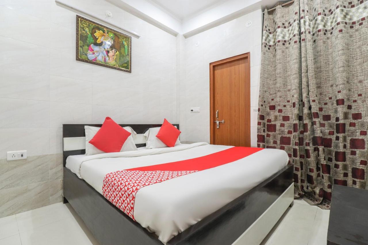 فندق Vrindāvanفي  Oyo 69378 Trilok Dham المظهر الخارجي الصورة